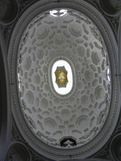 La calotta interna della cupola disegnata a cassettoni, con esagoni, ottagoni e le croci dei Trinitari in stucco