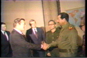 Donald Rumsfeld con Saddām Husayn nel 1983, in qualit di inviato speciale dell'allora presidente americano Ronald Reagan.  disponibile il video completo.